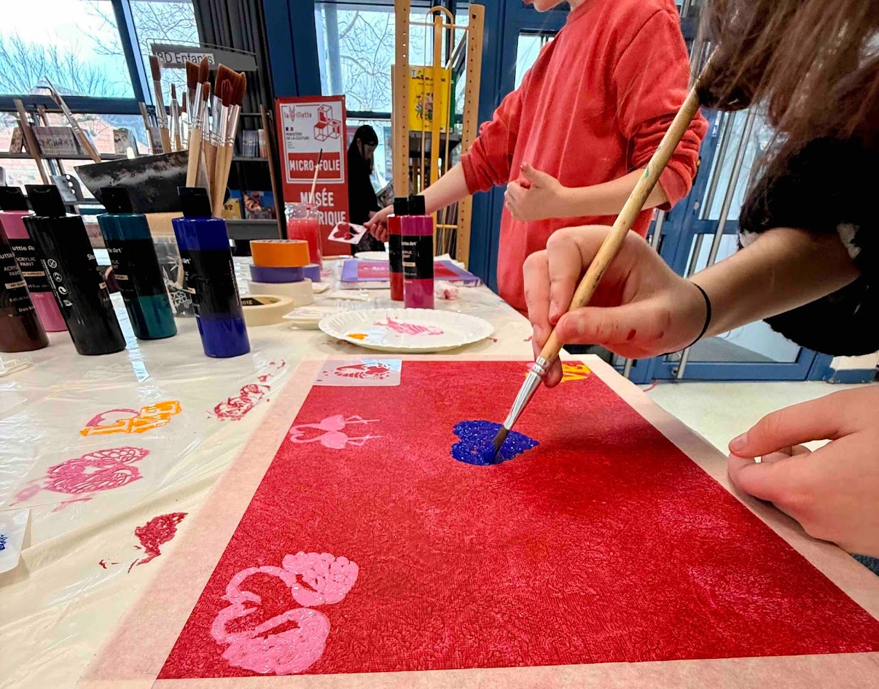 Toile colorée en cours de création